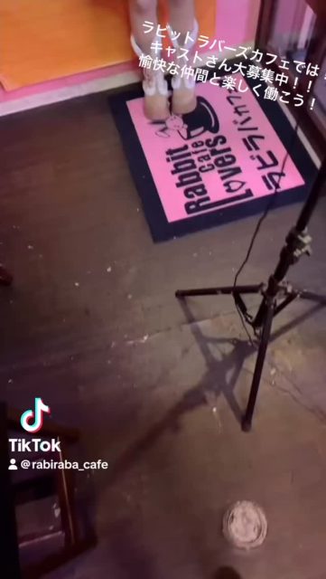 ♡・・♡・・♡・・♡・・♡・・♡・・♡
🐰キャスト大募集中🐰
ようこそラビラバへ♡
Rabbit Lovers Caféは、
うさぎ×BAR×可愛いがコンセプトのカフェです🐇💚
⸻
当店では、
お客様と会話や空間を楽しみながら、
“また会いたい”と思ってもらえる接客を大切にしています✨
✔ 未経験でもOK
✔ 自分のペースで働ける
✔ 無理なく続けられる環境
安心してスタートできるお店です🐰
⸻
💚ラビラバの働き方
・お客様との会話や雰囲気づくりが中心
・ドリンクは無理なく自分のペースでOK
・ソフトドリンクのみでも問題ありません
・スタッフがしっかりサポートします
👉「楽しい時間を共有すること」を大切にしています✨
⸻
🐰安心ポイント
・無理な接客や飲酒は一切なし
・体調や予定に合わせてシフト調整OK
・未経験の方も丁寧にフォローします
⸻
🐰こんな方におすすめ
・人と話すことが好き
・可愛い世界観が好き
・落ち着いた環境で働きたい
・新しいことに挑戦してみたい
⸻
🐰コンセプトカフェ
Rabbit Lovers Café(ラビラバ)
📍〒101-0021 東京都千代田区外神田3丁目8−13 田口ビル 1F
⸻
#ラビラバ #コンカフェ求人 #秋葉原バイト
#未経験歓迎 #安心して働ける
無理なく働く 接客好き 推し活